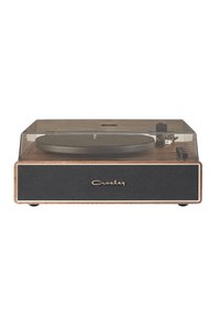 Tocadiscos Crosley con base de madera, frontal de tela negra, tapa transparente anti-polvo, plato circular y acentos de herrajes dorados.