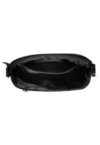 Pochette nera con zip, dotata di un esterno sintetico liscio, un ampio interno e una tasca con zip aggiuntiva. La fodera è in tessuto scuro.