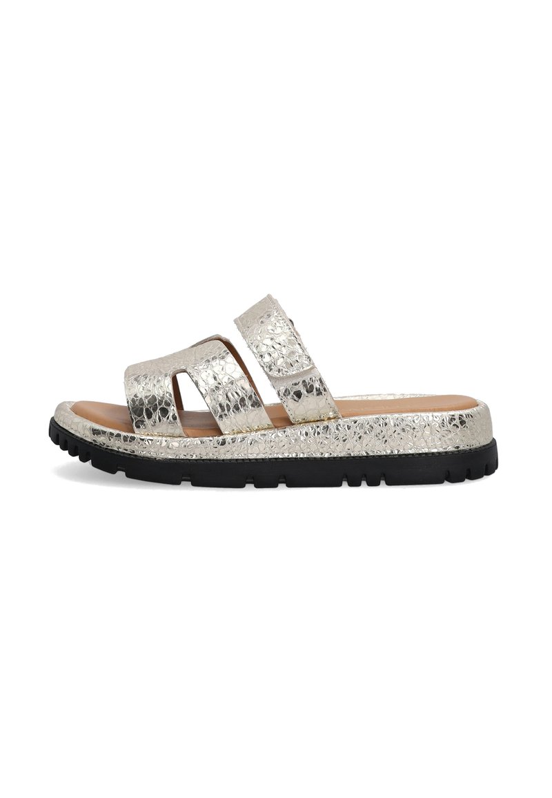 Sølv metallic slide sandaler med to brede stropper og en tekstureret overflade. Sort gummisål for godt greb.