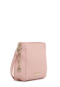 Borsa a tracolla in pelle rosa a rilievo con un accento in catena dorata e una tracolla staccabile. Presenta una chiusura con zip e una piccola placca con logo sul davanti.