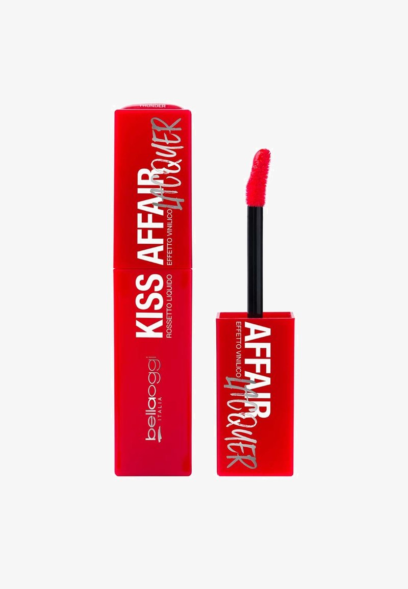 Rossetto liquido rosso in un tubo elegante con scritte bianche. Presenta un applicatore affusolato con una punta soffice per un'applicazione precisa.