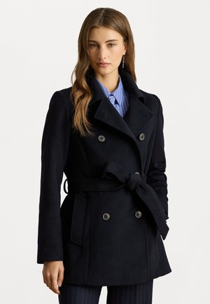 Cappotto navale in misto lana, con frontale doppiopetto, grandi bottoni, tasche laterali e vita con cintura per una regolazione della vestibilità.