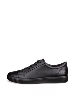 Svart läder låg sneaker med snören, rund tå och lätt texturerad ovandel, visad i profil mot vit bakgrund.