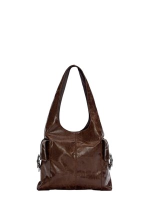 Sac bandoulière en cuir marron foncé avec une poignée supérieure incurvée et des poches latérales sécurisées par des boucles, présenté sur un fond blanc.