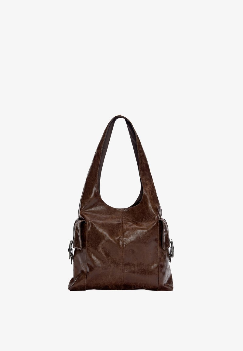 Sac bandoulière en cuir marron foncé avec une poignée supérieure incurvée et des poches latérales sécurisées par des boucles, présenté sur un fond blanc.