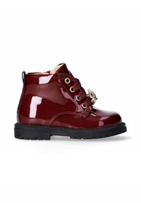 Bordeaux gepatineerde enkellaarsjes met zwarte rubberen zool, twee-kleurige veters en decoratieve hardware aan de voorkant. Gladde afwerking en gestructureerd ontwerp.