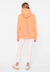 Zwillingsherz EXPLORE THE WORLD - Hoodie - koralle