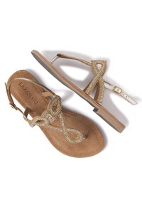 Sandali piatti marroni con un intricata decorazione di perline in oro e argento, dotati di un post per le dita e di una cinghia per la caviglia regolabile.