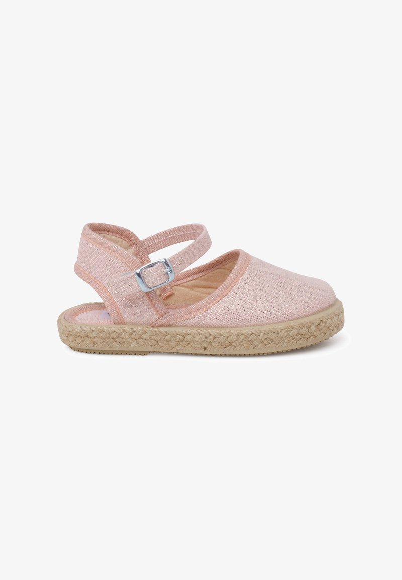 Sandale espadrille rose avec tige en tissu doux, bride de cheville ajustable et semelle en jute tressé. Présente un bout arrondi et un talon plat.