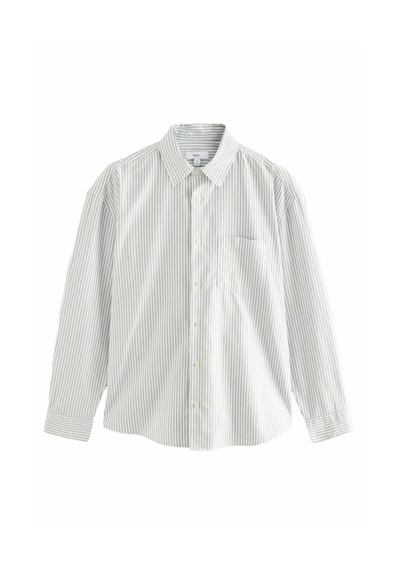 Camisa de botón de manga larga en verde claro y blanco a rayas verticales, con cuello clásico y un bolsillo en el pecho. Tela ligera.