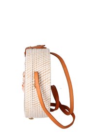 Borsa intrecciata beige con manici in pelle marrone. Presenta una forma rotonda e una texture liscia, con un accento nella parte superiore.