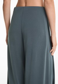 OYSHO SOFT-TOUCH WIDE LEG SIDE-PLEATED - Hlače - grey