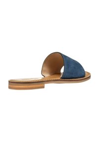 Infradito in suede blu navy con design open toe, suola piatta in legno e bordi cuciti per una maggiore durata. Stile minimalista con texture liscia.