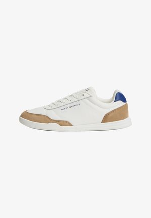 Fehér alacsony szárú sneaker bézs velúr díszítéssel, kék sarokrésszel és "Tommy Hilfiger" logóval az oldalon, fűzős záródás és gumitalp.