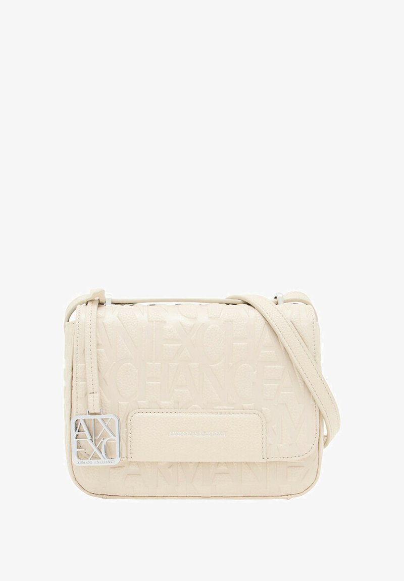 Creme faux læder crossbody taske med præget logo, justerbar strop, sølvfarvet hardware og en rektangulær frontlomme.
