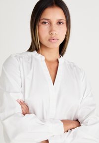 Selected Femme SLFMIRA VNECK - Bluse - bright white