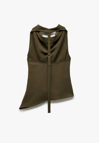 Top senza maniche di colore verde oliva con schiena drappeggiata, cuciture piatte e dettagli con spalline regolabili. Tessuto liscio, orlo asimmetrico e design minimalista.