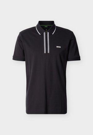 Črna polo majica iz bombaža z zadrgo na ovratniku, belimi poudarjenimi črtami in majhnim belim logotipom na prsih. Kratki rokavi in klasičen kroj.