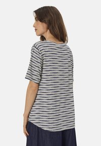 Camiseta a rayas en gris y azul marino, de manga corta, fabricada en tejido suave, con cuello redondo, dobladillo curvado, corte relajado y detalles de costura visibles en las costuras.