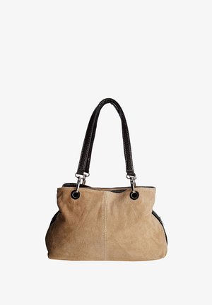 Beżowa torebka z zamszu o miękkiej strukturze, ciemne skórzane uchwyty, srebrne akcesoria i czarne akcenty. Posiada uporządkowany kształt oraz podwójne uchwyty.