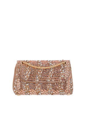 Petit sac pochette rectangulaire avec perles en or rose, perle et ornements en cristal, avec une anse chaîne dorée sur fond blanc.