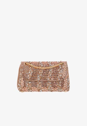 Petit sac pochette rectangulaire avec perles en or rose, perle et ornements en cristal, avec une anse chaîne dorée sur fond blanc.