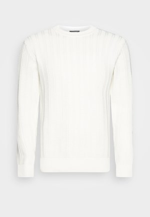 Sweater blanco de punto con textura acanalada, cuello redondo y mangas largas. La tela es suave y duradera, con variaciones sutiles en el patrón.