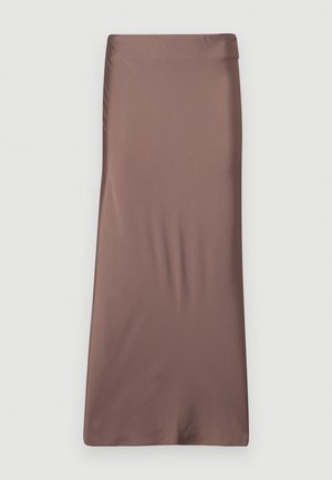 Jupe midi en satin marron avec une texture lisse, une silhouette ajustée et une taille. Pas de motifs ni d'accents visibles.