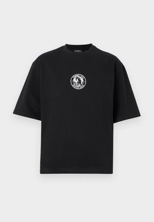 Čierne bavlnené tričko s krátkymi rukávmi a uvoľneným strihom, s okrúhlou grafickou nášivkou so vzorom koňa a bielym nápisom "SERVICE".