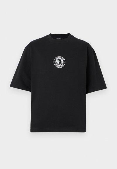 Melna kokvilnas T-kreklu ar apaļu grafisku ieliktni, kurā attēlots zirdziņš un teksts "SERVISS" baltā krāsā, īsām piedurknēm un brīvā fitā.