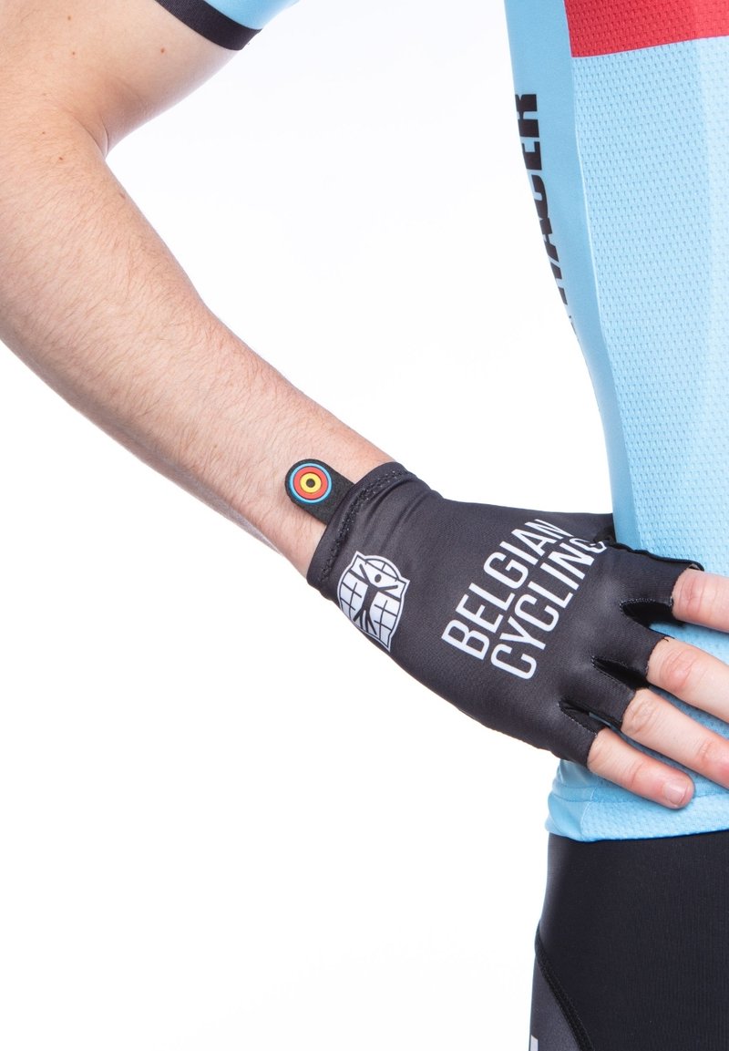 Zwarte fietshandschoen met een gestructureerde afwerking, voorzien van een logo en de tekst "BELGIAN CYCLING." Inclusief een meerkleurige manchette accent.