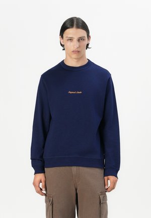 Sudadera de algodón azul marino con cuello redondo, puños y dobladillo acanalados. Presenta el nombre de la marca bordado en naranja a lo largo del pecho.