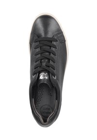 Sneaker in pelle nera con punta rotonda, lacci piatti e dettagli in argento. Presenta una soletta imbottita etichettata "SUPER SOFT" e un interno texturizzato.
