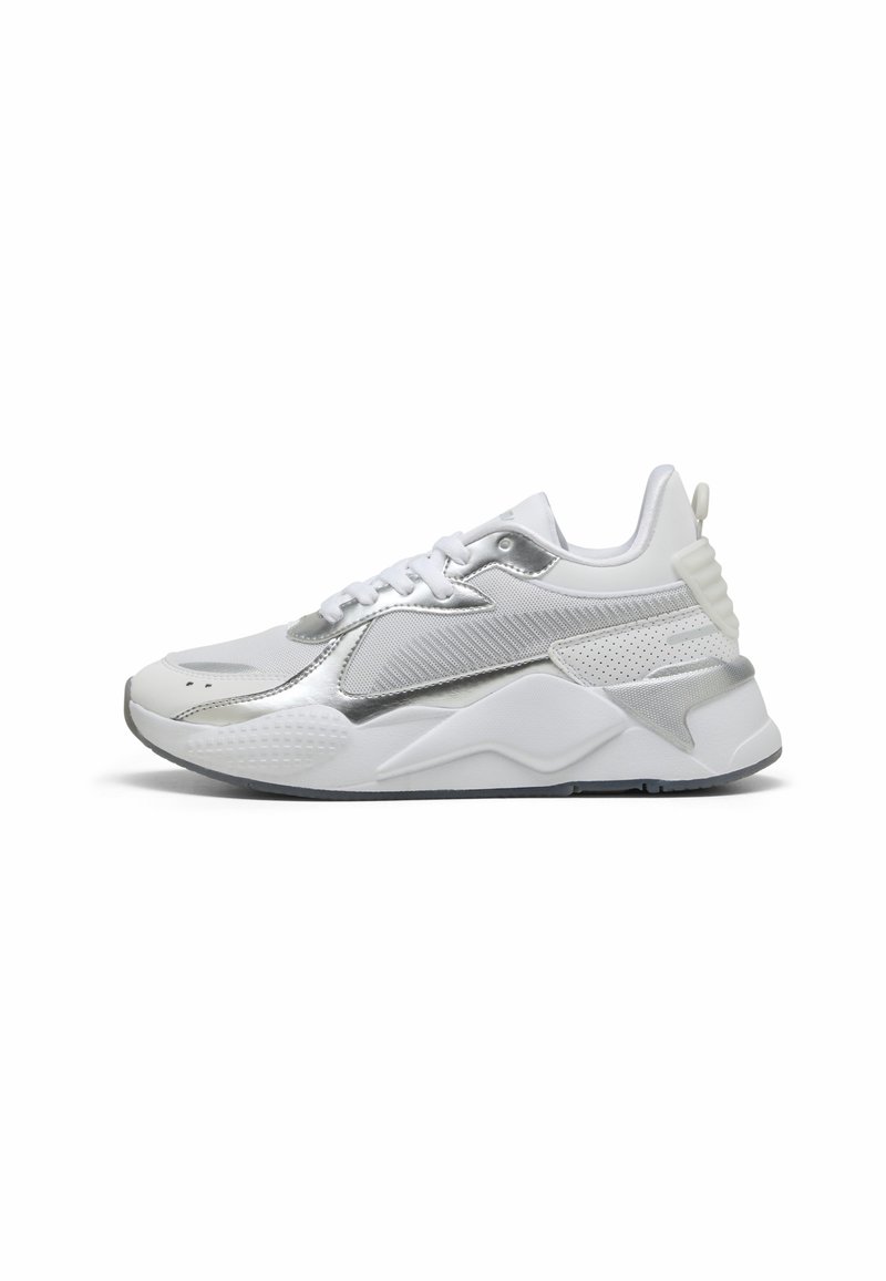 Baskets de sport blanches et argentées avec superpositions en mesh et synthétiques, semelle épaisse, fermeture à lacets et soutien talon texturé sur fond blanc.