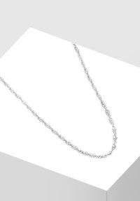 Sølv snoet snor halskæde med intrikat detaljering, glat tekstur og let design, som hviler på en neutral geometrisk overflade.