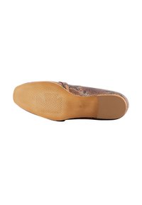 Bruin, met slangpatroon, gestructureerde rubberen zool en rond teengedeelte. Heeft een gladde tankleurige buitenzool voor grip en flexibiliteit.