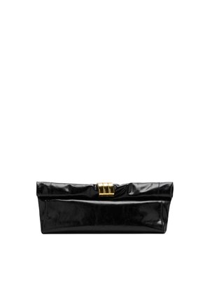 Zwarte glanzende rechthoekige clutch met een gevouwen bovenzijde en een goudkleurige sluiting op een witte achtergrond.