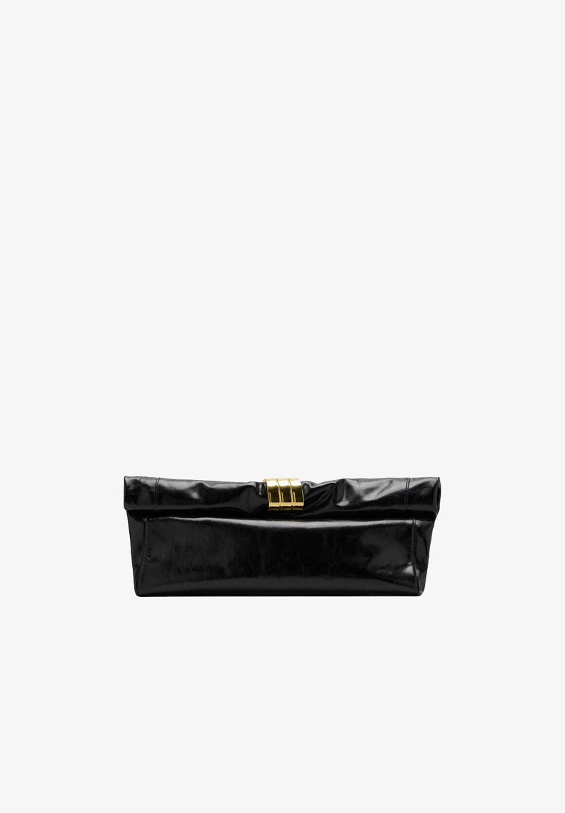 Pochette rectangulaire noire brillante avec un dessus plié et une fermeture à boucle dorée sur fond blanc.