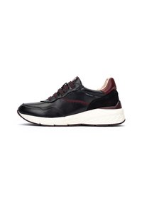 Baskets en cuir noir avec des accents bordeaux et des panneaux texturés, dotées de lacets élastiques, d'une semelle rembourrée et de détails de couture rouge.