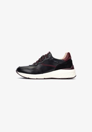 Zapatillas de cuero negro con acentos burdeos y paneles texturizados, que presentan cordones elásticos, una suela acolchada y detalles de costura roja.