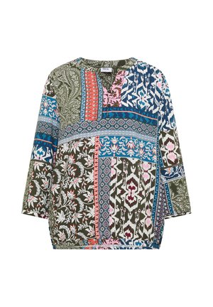 Langärmliges Hemd mit Patchwork aus floralen und geometrischen Mustern in Grün, Blau, Pink, Weiß und Rot, mit einem Schlitz am Ausschnitt.