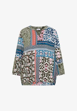 Camicia a maniche lunghe con motivi patchwork floreali e geometrici in verde, blu, rosa, bianco e rosso, con scollo a intaglio.