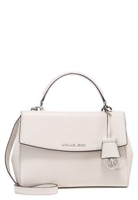 Strukturalna torebka w jasnobeżowej skórze saffiano, z górnym uchwytem, odpinanym paskiem na ramię oraz zawieszką z logo. Srebrne akcenty.