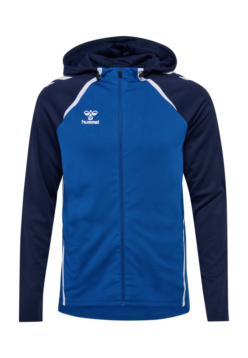Hooded jack in blauw en marineblauw, met een ritssluiting aan de voorkant, witte zijstrepen en een gestructureerde stof. Logo's op de borst en capuchon.