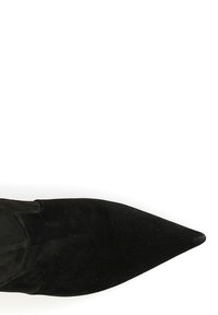 Stivaletto in suede nero con punta appuntita, texture liscia e dettagli di cucitura sottili. Design elegante e silhouette aderente.