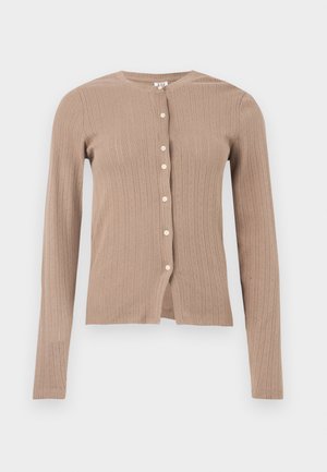 Cardigan tricoté marron clair à manches longues, col rond, avec sept boutons blancs sur le devant, présenté sur un fond blanc.