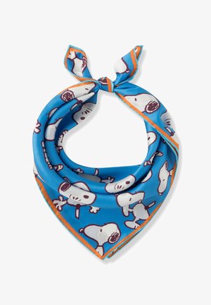 Blauer Seidenschal mit orangefarbenem Rand, gemustert mit mehreren weißen Snoopy-Hund-Illustrationen, gefaltet und locker geknotet.