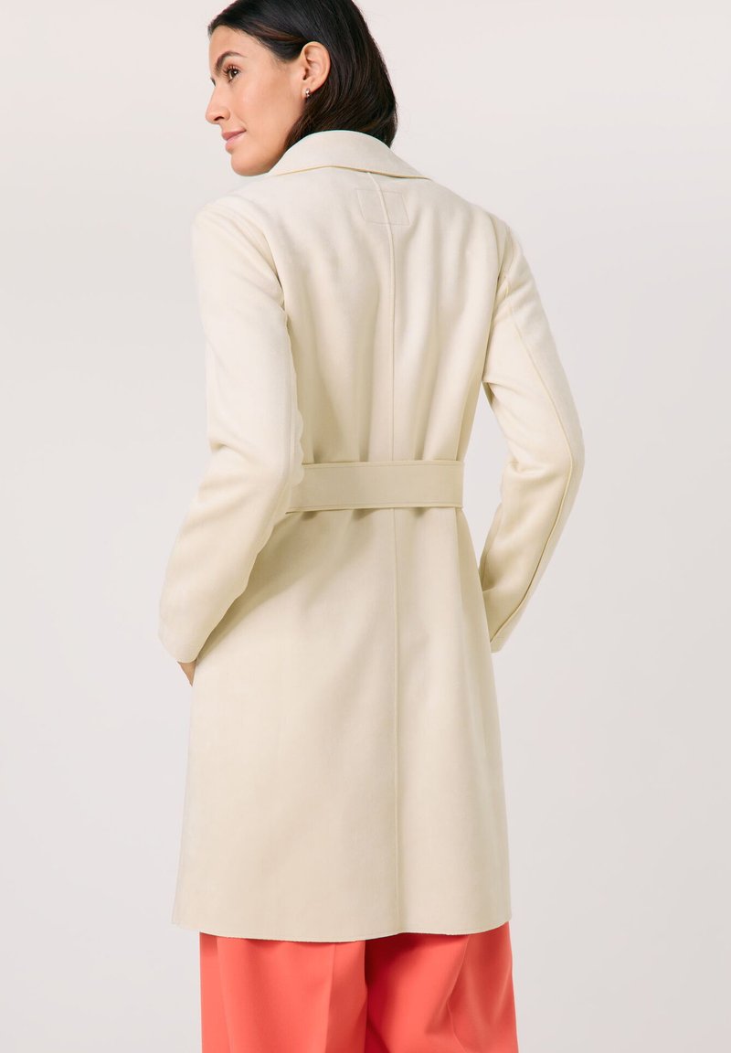 Gerry Weber Short coat sandshell/off-white Zalando