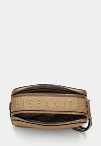 Beige nahkakore laukku, jossa on kohokuvioidut kirjaimet "HISPANITAS", kaksiosaiset vetoketjutaskut ja kuvioitu sisus. Sujuva pinta, jossa on kiiltävät yksityiskohdat.