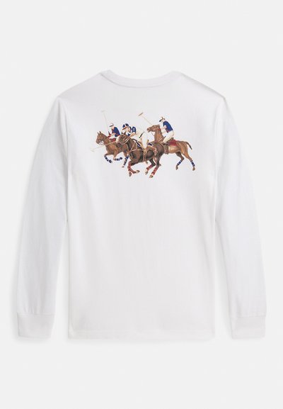 Tricou alb cu mânecă lungă, având un grafic colorat cu patru jucători de polo călărind cai, fiecare purtând tricouri și căști distincte.